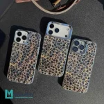 قاب پلنگی لنز کلاسیک آیفون با فریم فلزی نقره‌ای و طرح براق