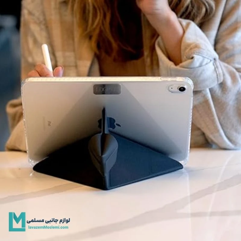 کیف ایپد استندشو روی میز در حال استفاده