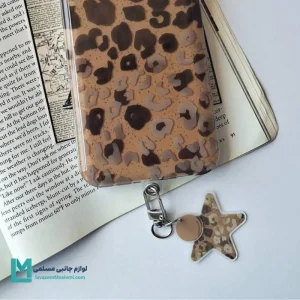 قاب گوشی پلنگی قهوه ای همراه با پلاک آویز کد C3382 | لوازم جانبی مسلمی