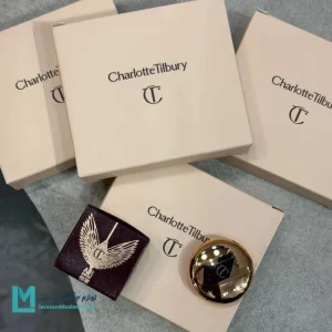 خرید پودر فشرده شارلوت تیلبری اصل با پکیجینگ طلایی لوکس و بافت سبک جهت تثبیت آرایش از فروشگاه لوازم جانبی مسلمی.